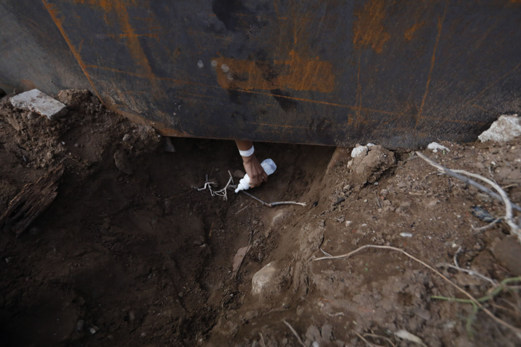 Central America Migrant Caravan - Jumping the Wall Photo Gallery